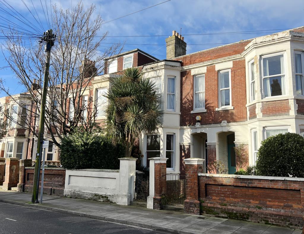 Lot: 146 - FIVE-BEDROOM HOUSE FOR INVESTMENT OR OCCUPATION - Terrace property with double bay and forecourt